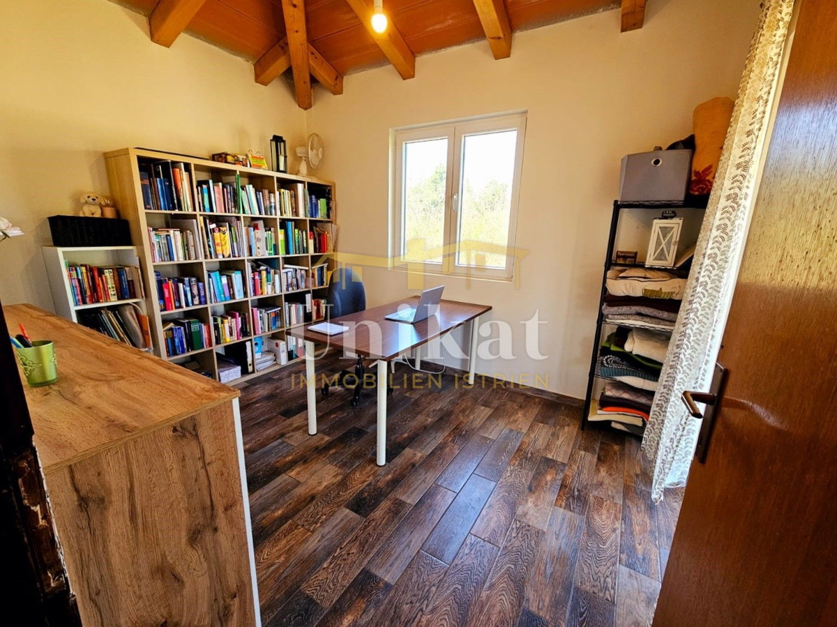 Casa al piano terra senza vicini a 10 km da Poreč - grande giardino